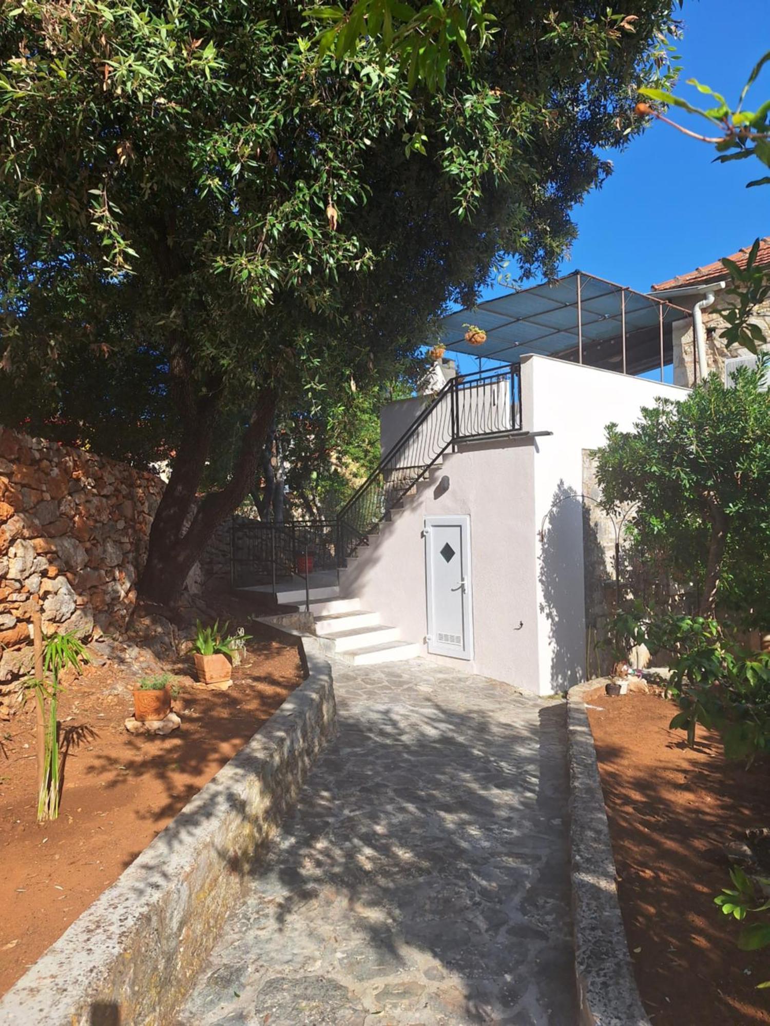 Two-Bedroom Apartment With Sea View,Big Terrase And Garden Stari Grad  Bagian luar foto